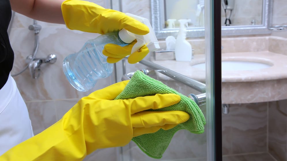 Gummidichtung der Dusche reinigen: Klassische Hausmittel wie Essig eignen sich bestens, um Kalk zu entfernen.
