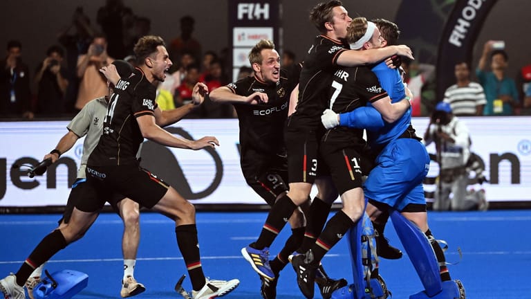 Deutschlands Mannschaft um Torwart Jean-Paul Danneberg (r.) feiert den Sieg nach dem Penaltyschießen.