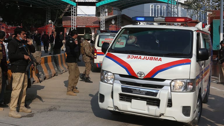 Ein Krankenwagen in Peshawar: Die Explosion ereignete sich während des Mittagsgebets.