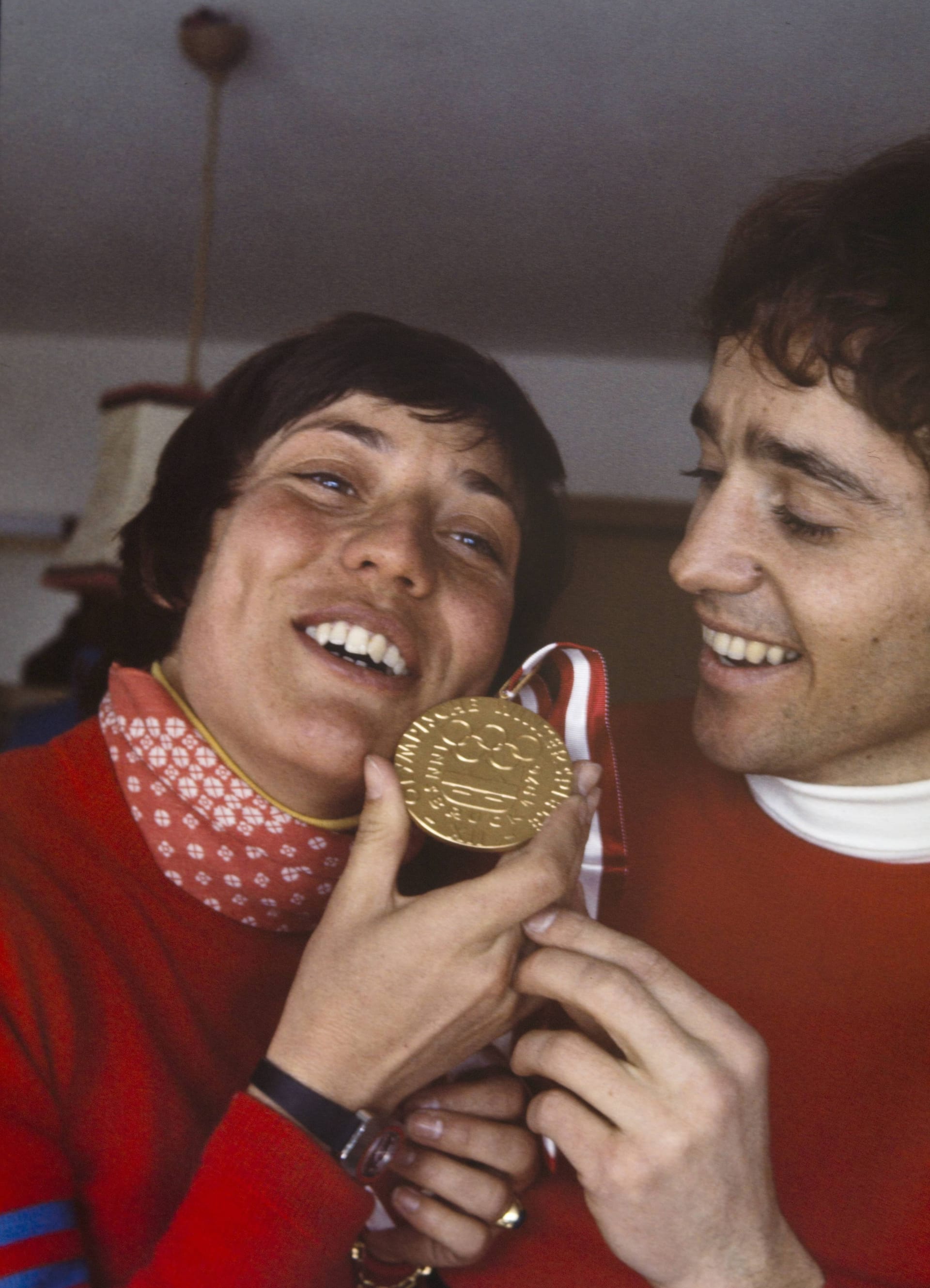 Rosi Mittermaier mit ihrer Medaille: Felix Neureuther, ihr späterer Ehemann, neben ihr.