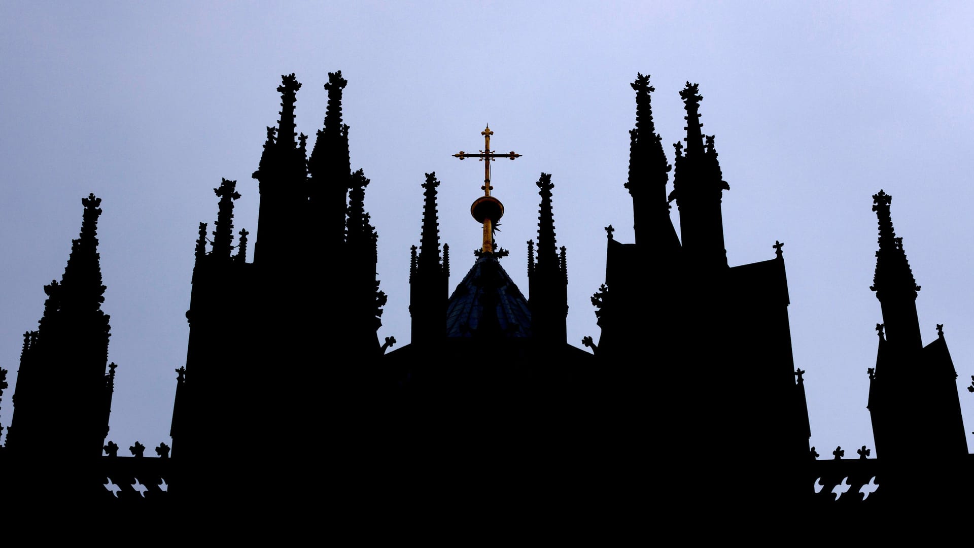 Dunkle Wolken über dem Kölner Dom: Die Zahl der Kirchenaustritte in Köln steigt.