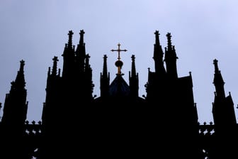 Dunkle Wolken über dem Kölner Dom: Die Zahl der Kirchenaustritte in Köln steigt.