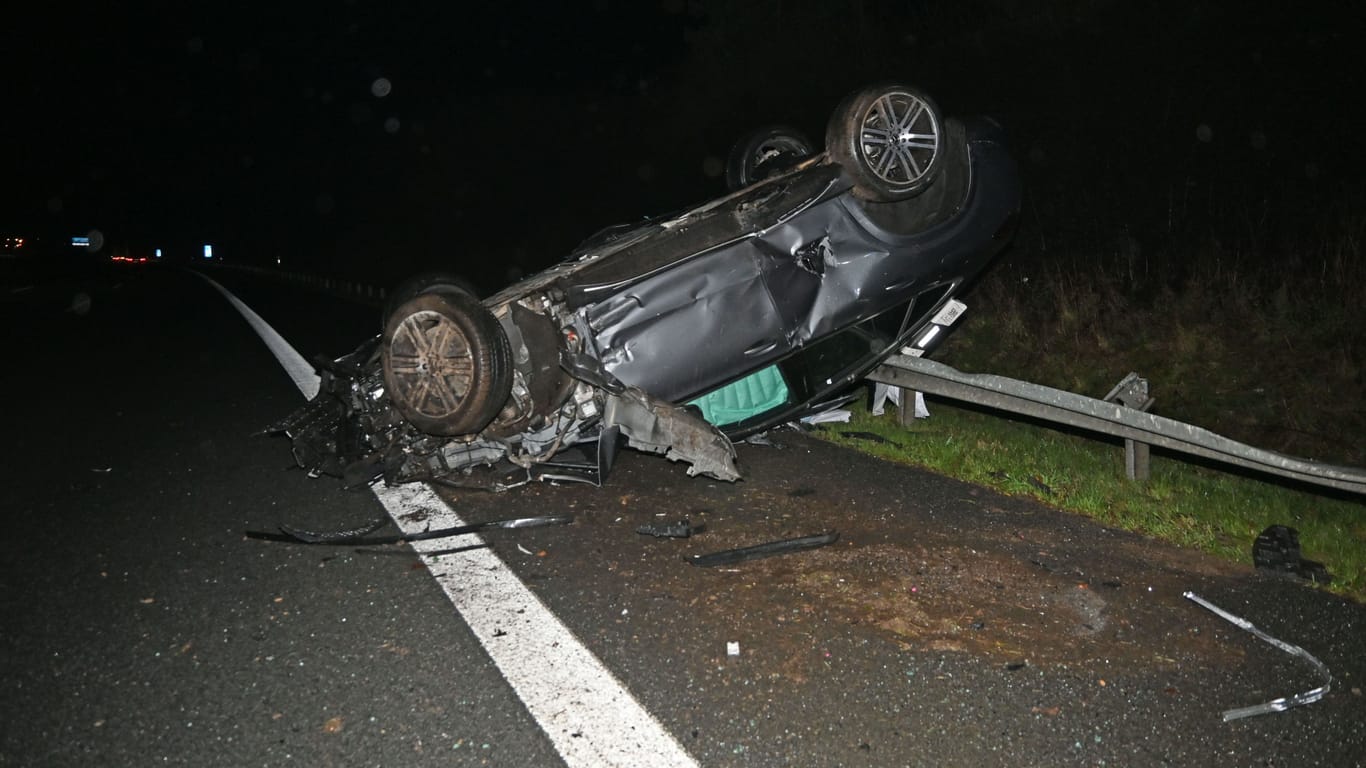 Unfall auf der A7: Der Wagen überschlug sich mehrfach.