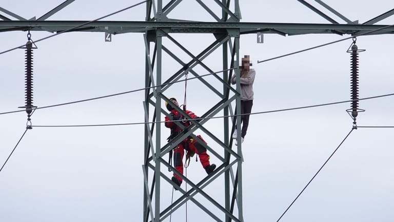 Zur Sicherheit wurde der Strom abgeschaltet: Bei einer ersten Höhenrettung ließ sich die Frau nicht helfen.