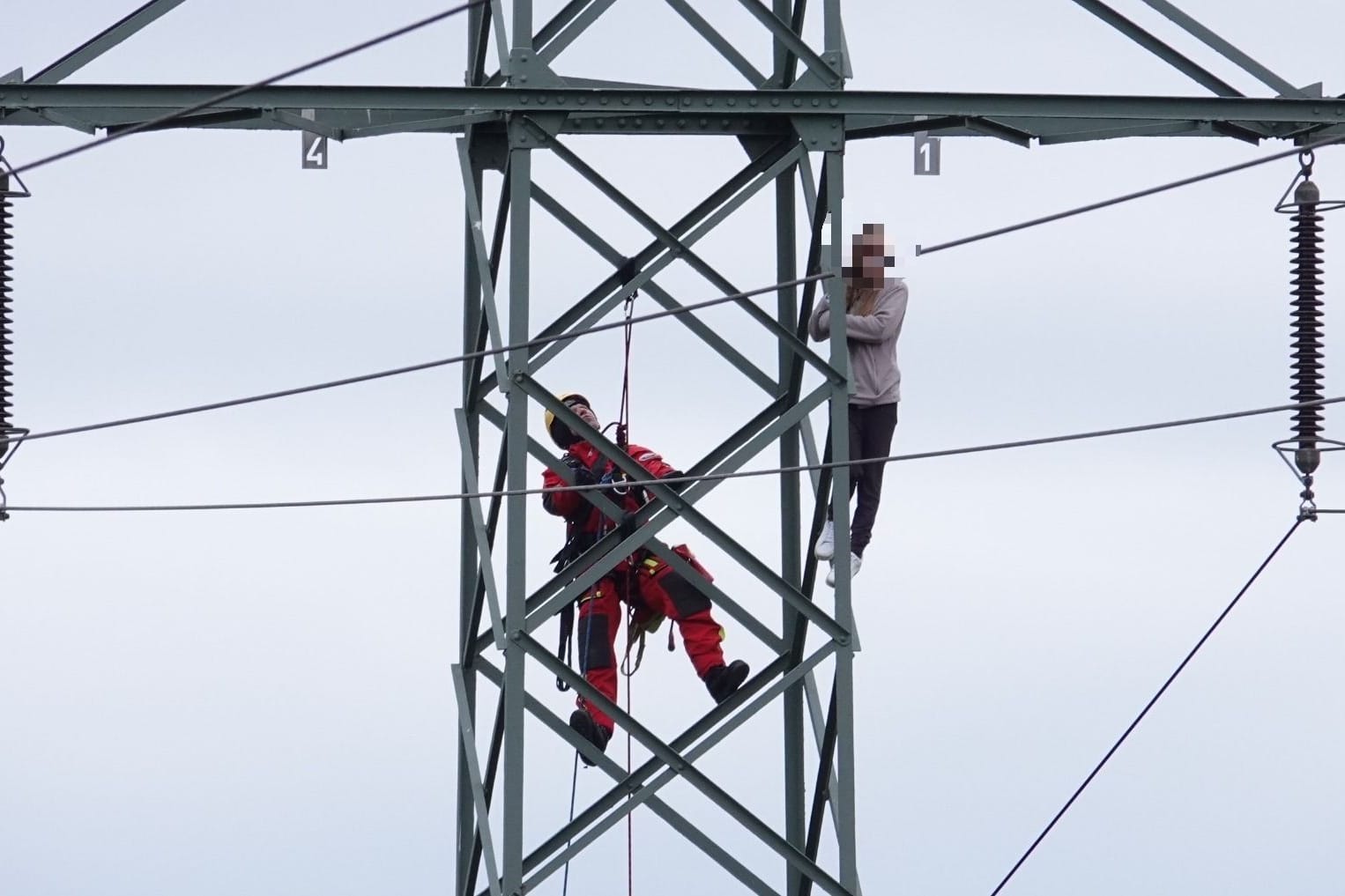 Zur Sicherheit wurde der Strom abgeschaltet: Bei einer ersten Höhenrettung ließ sich die Frau nicht helfen.