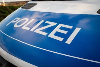 Ein Einsatzfahrzeug der Polizei (Symbolbild): In Hannover hat am Mittwochabend einmal mehr ein Raubüberfall stattgefunden.
