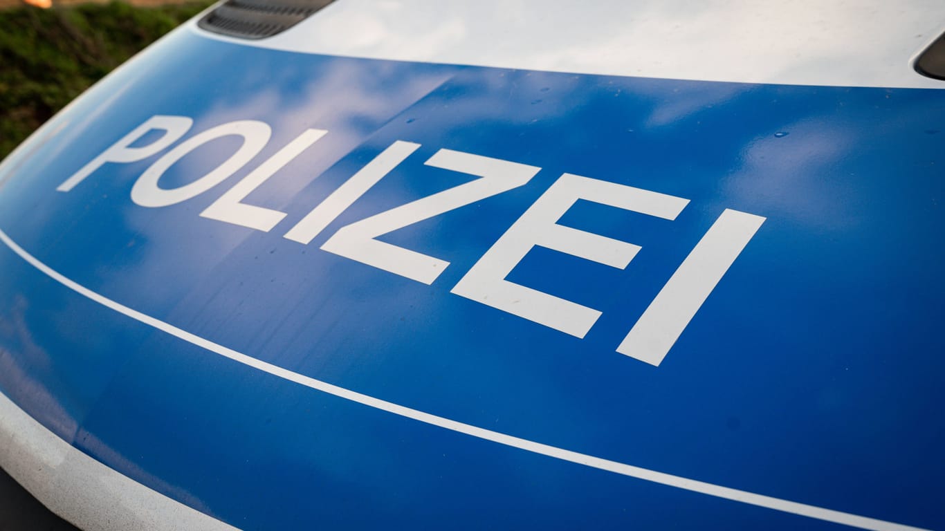 Ein Einsatzfahrzeug der Polizei (Symbolbild): In Hannover hat am Mittwochabend einmal mehr ein Raubüberfall stattgefunden.