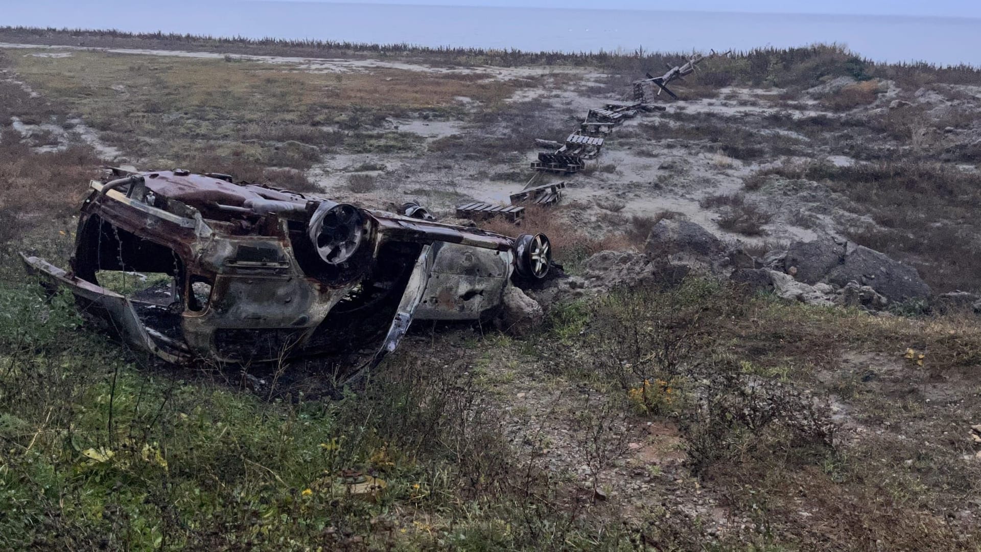 Ausgebranntes Auto auf dem Weg nach Cherson.