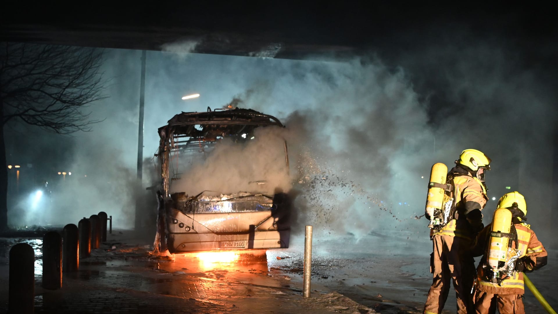 Sonnenallee, Berlin-Neukölln: Ein Bus brennt in der Silvesternacht.