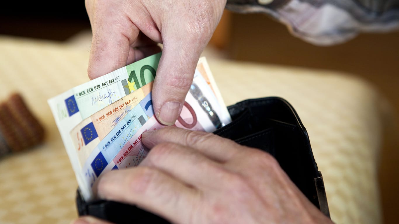 Rentnerin zieht Geld aus ihrem Portemonnaie (Symbolbild): Die Grundrente kommt Senioren zugute, die lange gearbeitet, aber nur geringe Renten haben.