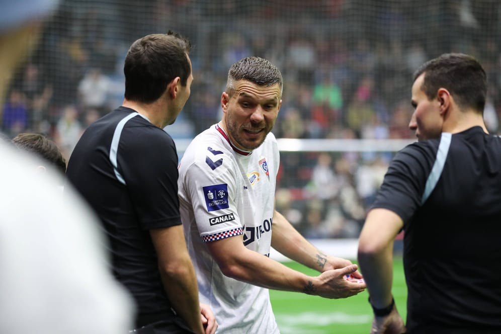 Lukas Podolski (Mitte) beim "Schauinsland Reisen Cup": Während des Turniers legte er sich mit Schiedsrichtern und Gegenspielern an.