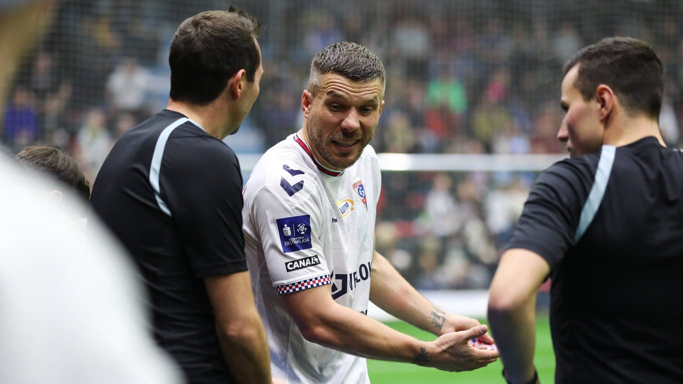 Lukas Podolski (Mitte) beim "Schauinsland Reisen Cup": Während des Turniers legte er sich mit Schiedsrichtern und Gegenspielern an.