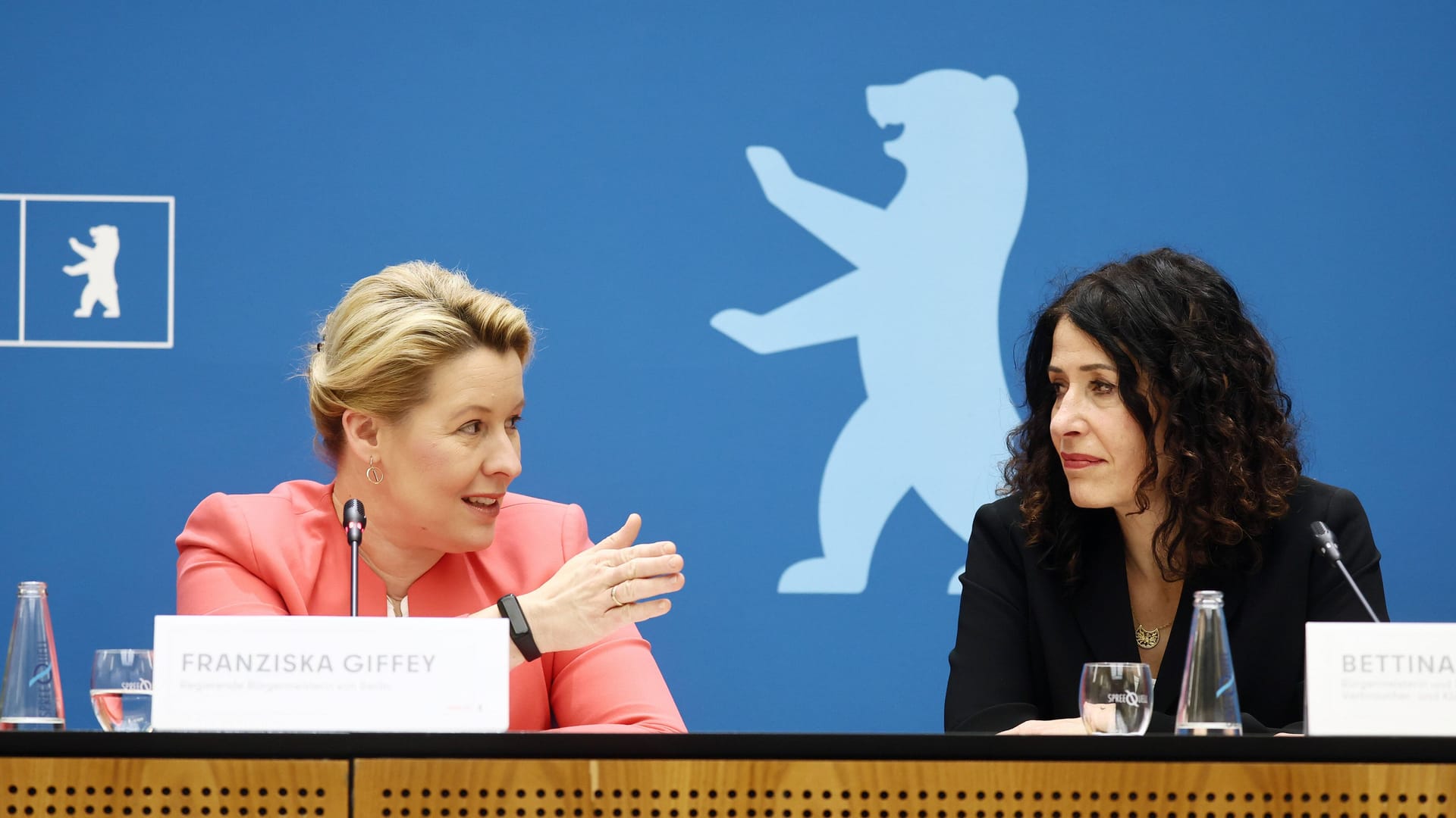 Die Regierende Bürgermeisterin Franziska Giffey (l.) und die Senatorin für Umwelt, Mobilität, Verbraucher- und Klimaschutz, Bettina Jarasch (Archivbild): In 2022 nahmen sie viel Geld für PR in die Hand.