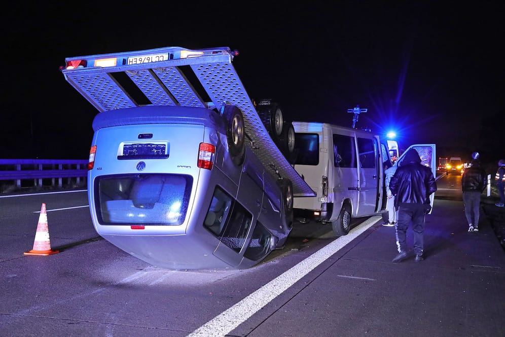 VU 2 Klientransporter kollidierten auf der Autobahn - ein Anhänger überschlagen