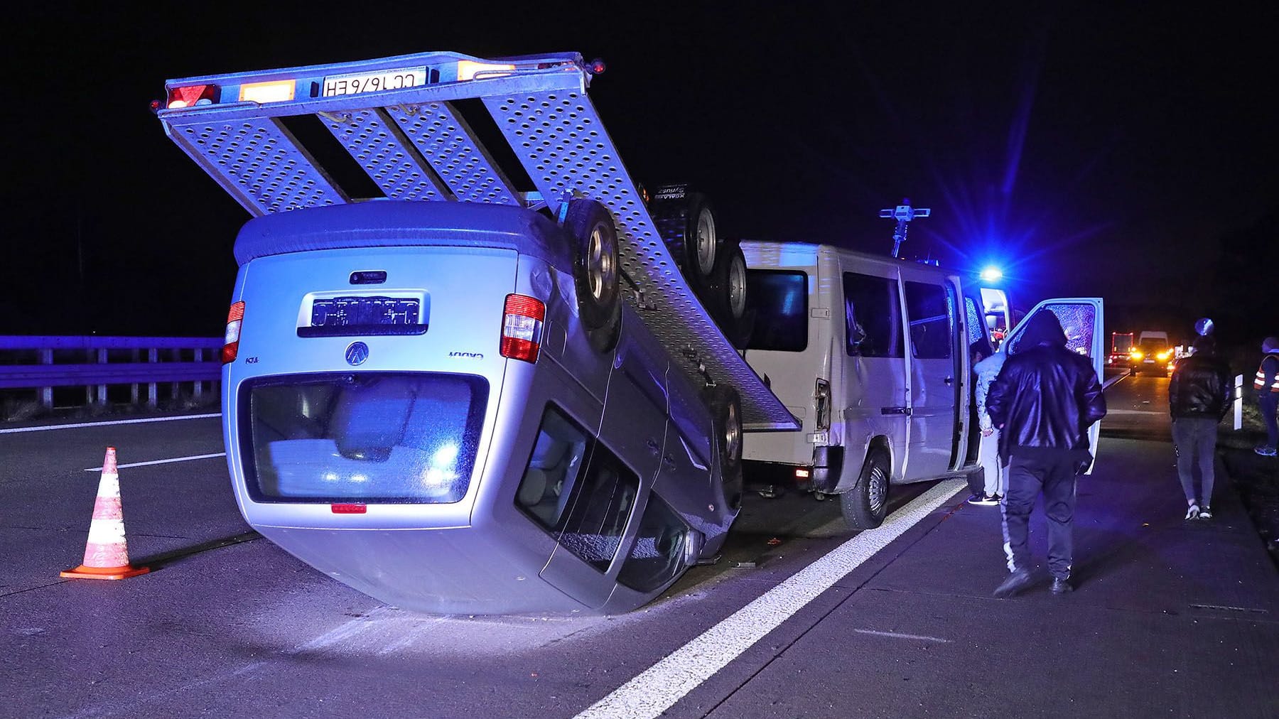 VU 2 Klientransporter kollidierten auf der Autobahn - ein Anhänger überschlagen VU 2 Klientransporter kollidierten auf der Autobahn - ein Anhänger überschlagen
