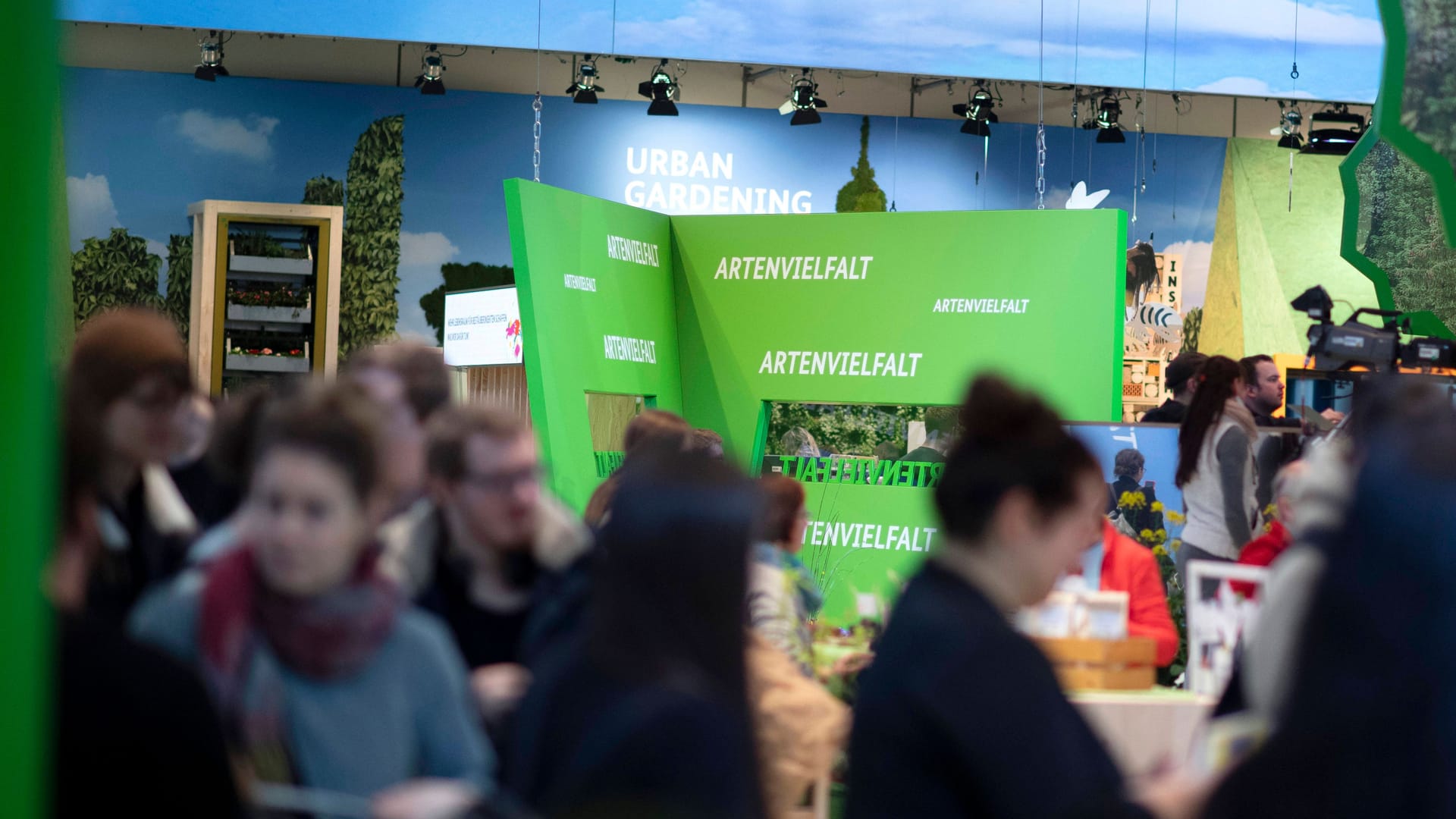 Stand der Grünen Woche in Berlin: Nach Ende der zehntägigen Messe zählt die Tafel 5,6 Tonnen übriggebliebene und gesammelte Lebensmittel. Stand der Grünen Woche in Berlin: Nach Ende der zehntägigen Messe zählt die Tafel 5,6 Tonnen übriggebliebene und gesammelte Lebensmittel.