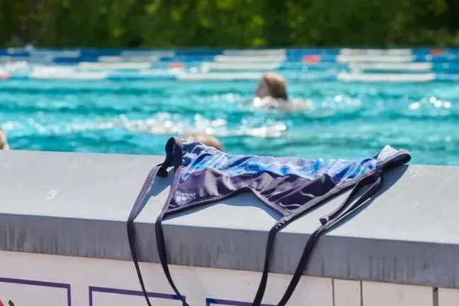 Ein Bikini-Oberteil in einem Schwimmbad (Symbolbild): Die Jungen Liberalen wollen, dass für Frauen und Männer dieselben Regeln gelten.