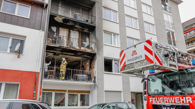Ein Brand in einem Mehrfamilienhaus sorgte in Fürth am Dienstag für Aufregung. Mehrer Menschen mussten ins Krankenhaus.