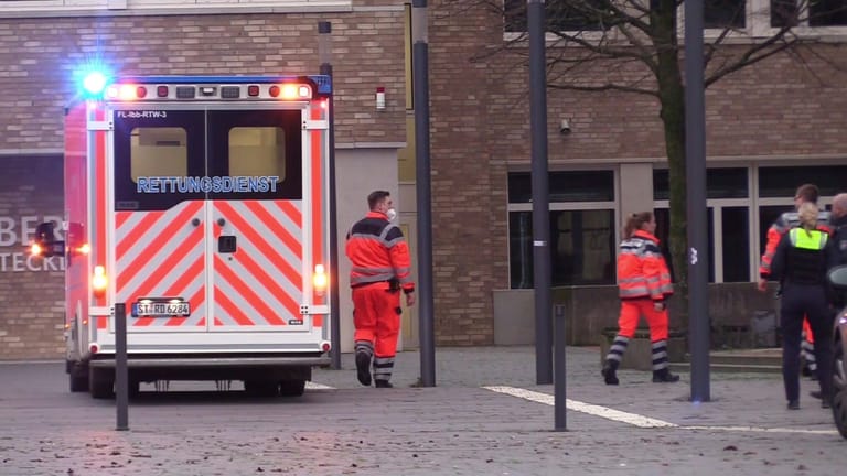 Rettungskräfte treffen am Berufskolleg in Ibbenbüren ein, wo ein 17-Jähriger seine Lehrerin tötete.