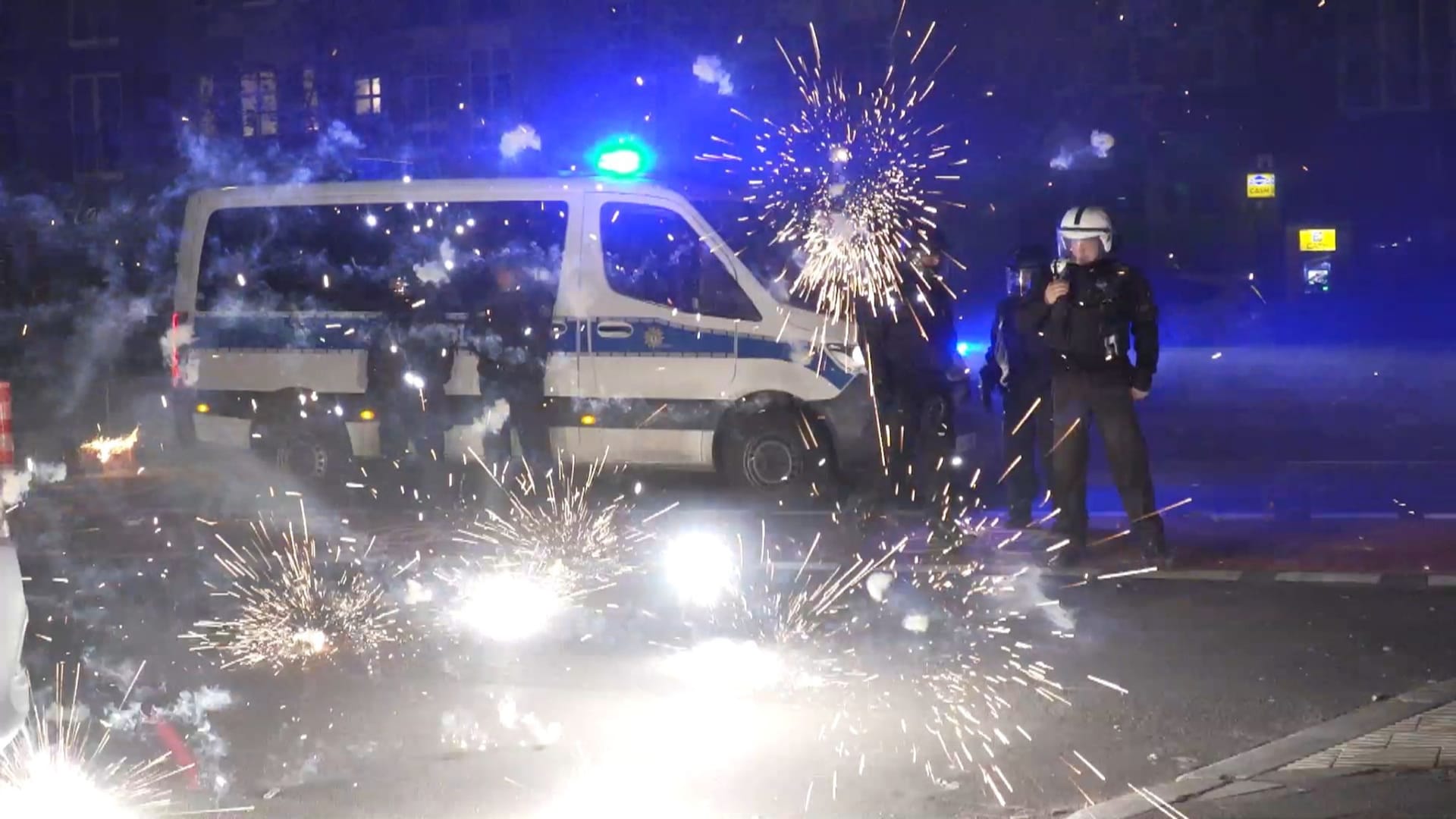 In der Silvesternacht gab es in mehreren Städten Angriffe auf Einsatzkräfte – auch in Hamburg.