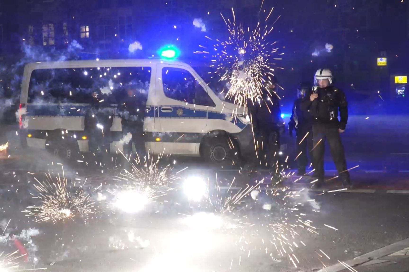 In der Silvesternacht gab es in mehreren Städten Angriffe auf Einsatzkräfte – auch in Hamburg.