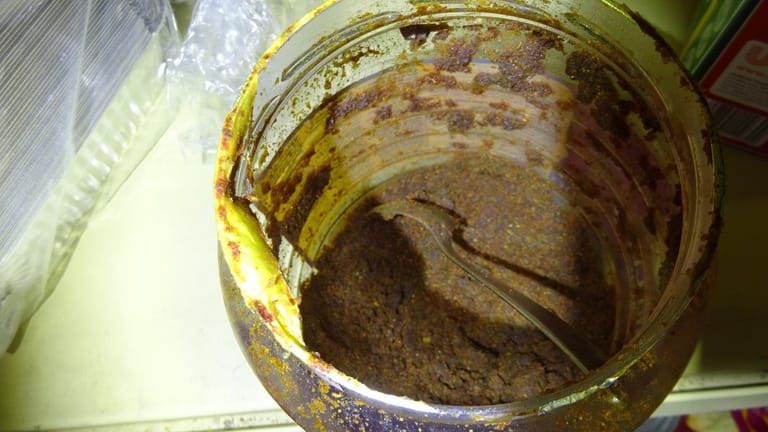 Augenscheinlich unhaltbar ist auch diese eingetrocknete Gewürzpaste.