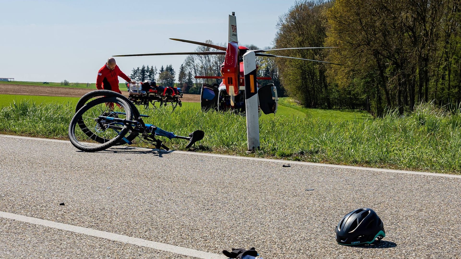 Schwerer Radunfall (Symbolbild): Bei Uetze konnten die Retter nichts mehr für das Unfallopfer machen. Schwerer Radunfall (Symbolbild): Bei Uetze konnten die Retter nichts mehr für das Unfallopfer machen.