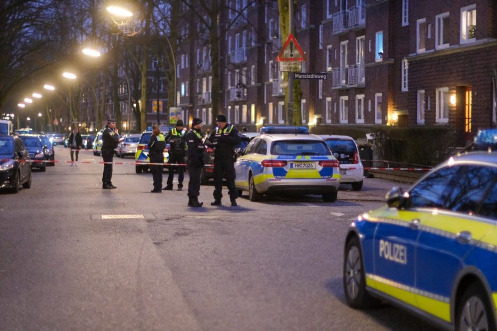 Polizisten sichern den Tatort: Nach dem Angreifer wird weiter gefahndet.