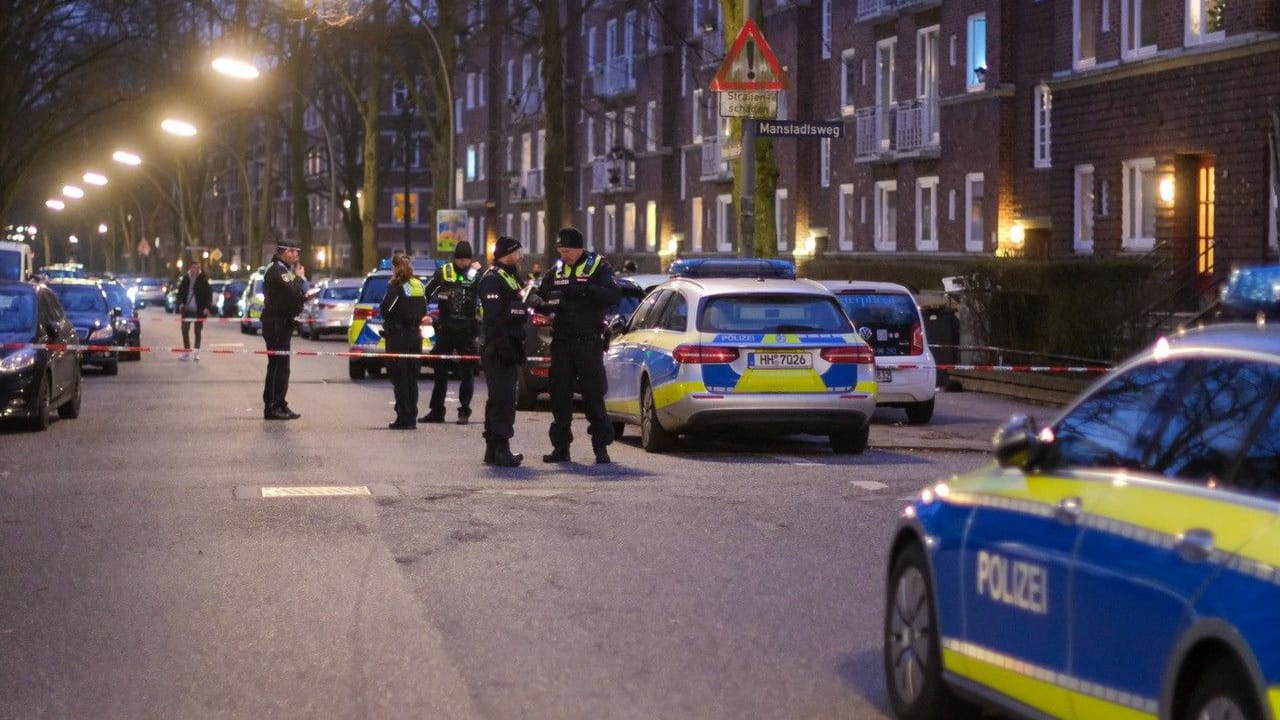 Polizisten sichern den Tatort: Nach dem Angreifer wird weiter gefahndet. Polizisten sichern den Tatort: Nach dem Angreifer wird weiter gefahndet.