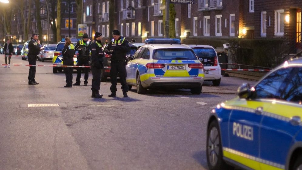 Polizisten sichern den Tatort: Nach dem Angreifer wird weiter gefahndet.