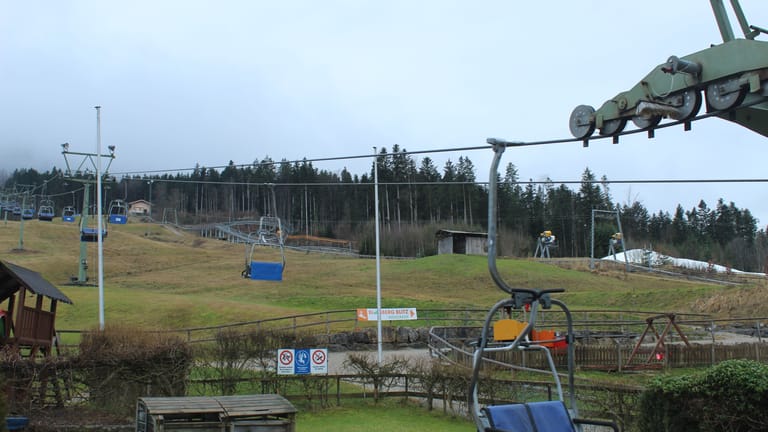 Am Blomberg in Bad Tölz ist alles grün: Kein Rodelbetrieb, auch Skitouren geht nicht.
