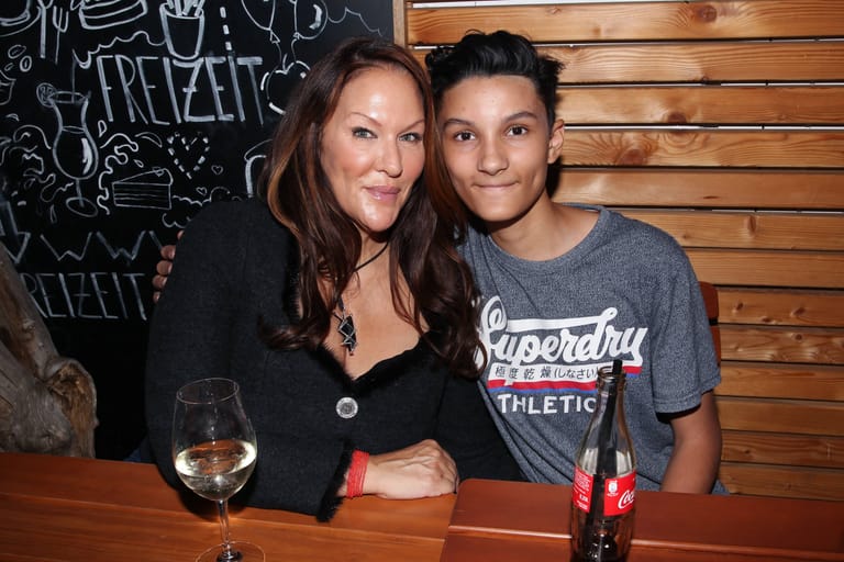 Allegra Curtis 2017 mit Sohn Raphael bei einem Event in München.