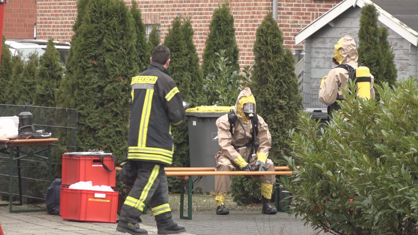 Einsatzkräfte mit Atemschutz vor dem Haus des 56-Jährigen: Die Todesursache ist unklar.