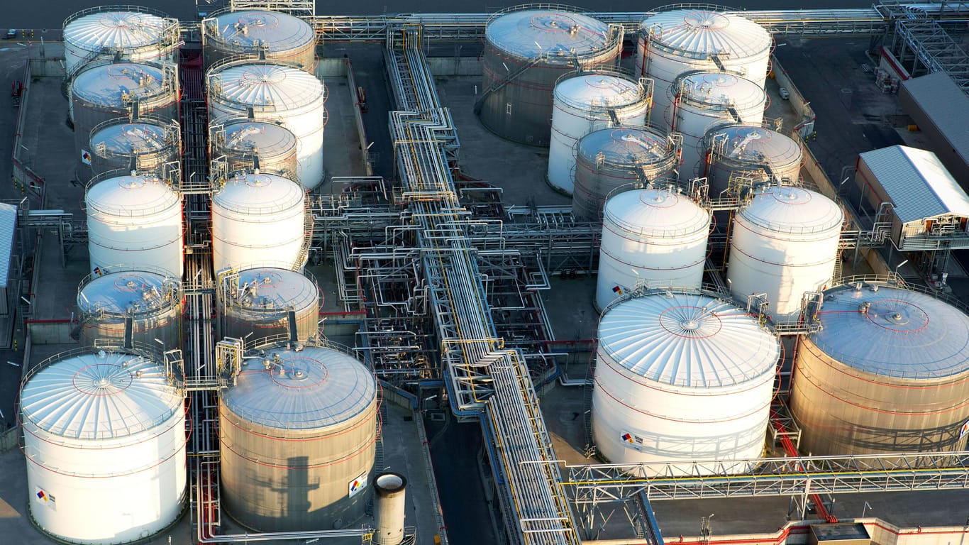 Öltanks im Hafen von Antwerpen, Belgien: Noch immer ist der Rohölmarkt stark abhängig von den Entwicklungen in China.