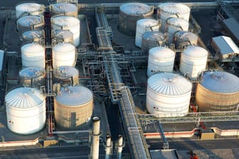 Öltanks im Hafen von Antwerpen, Belgien: Noch immer ist der Rohölmarkt stark abhängig von den Entwicklungen in China.
