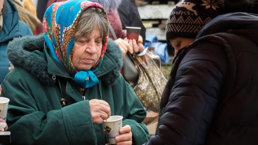 Eine Frau in Cherson beim Hilfsevent von House of Hope.