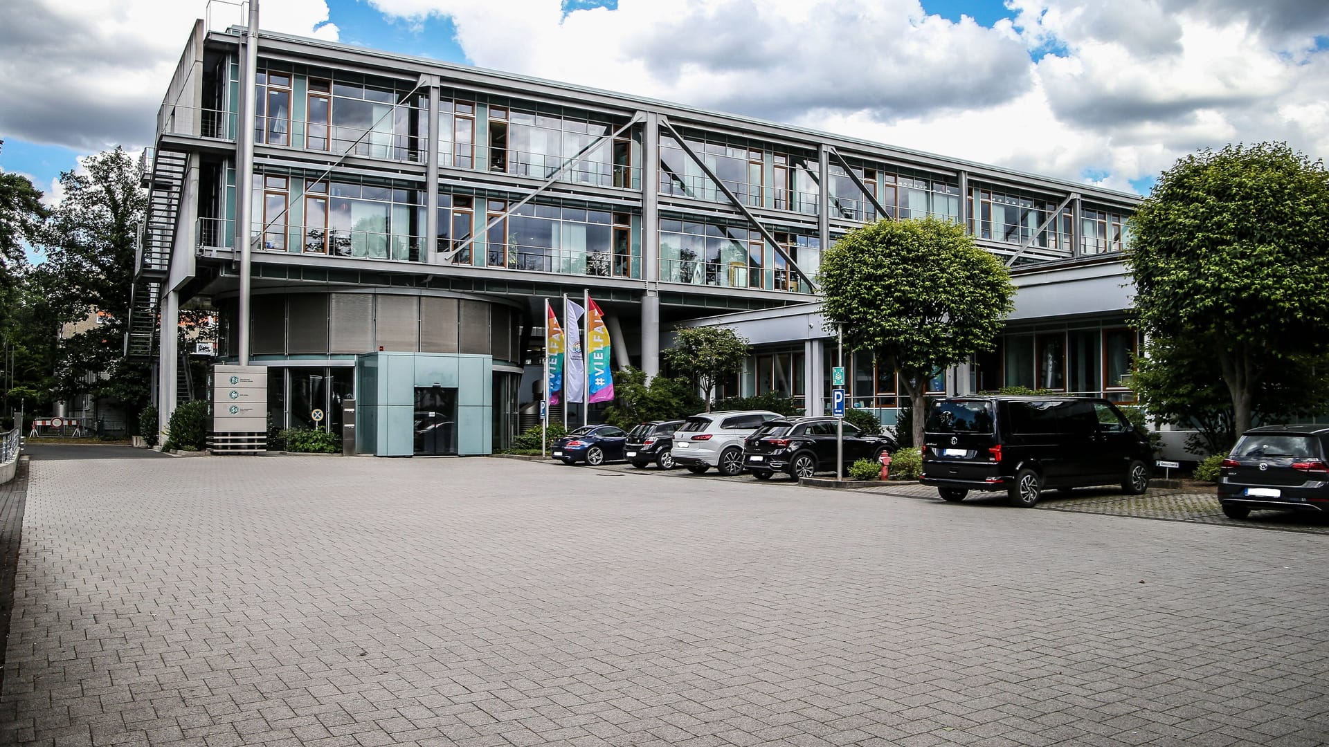 Die DFB-Zentrale an der Otto-Fleck-Schneise in Frankfurt (Symbolbild): In der Umgebung ist nun ein Sportcampus geplant.