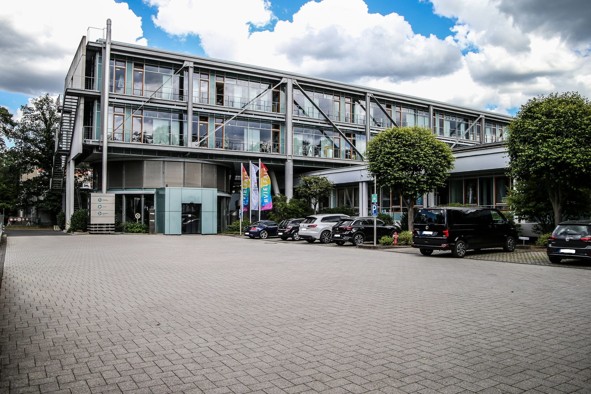 Die DFB-Zentrale an der Otto-Fleck-Schneise in Frankfurt (Symbolbild): In der Umgebung ist nun ein Sportcampus geplant.