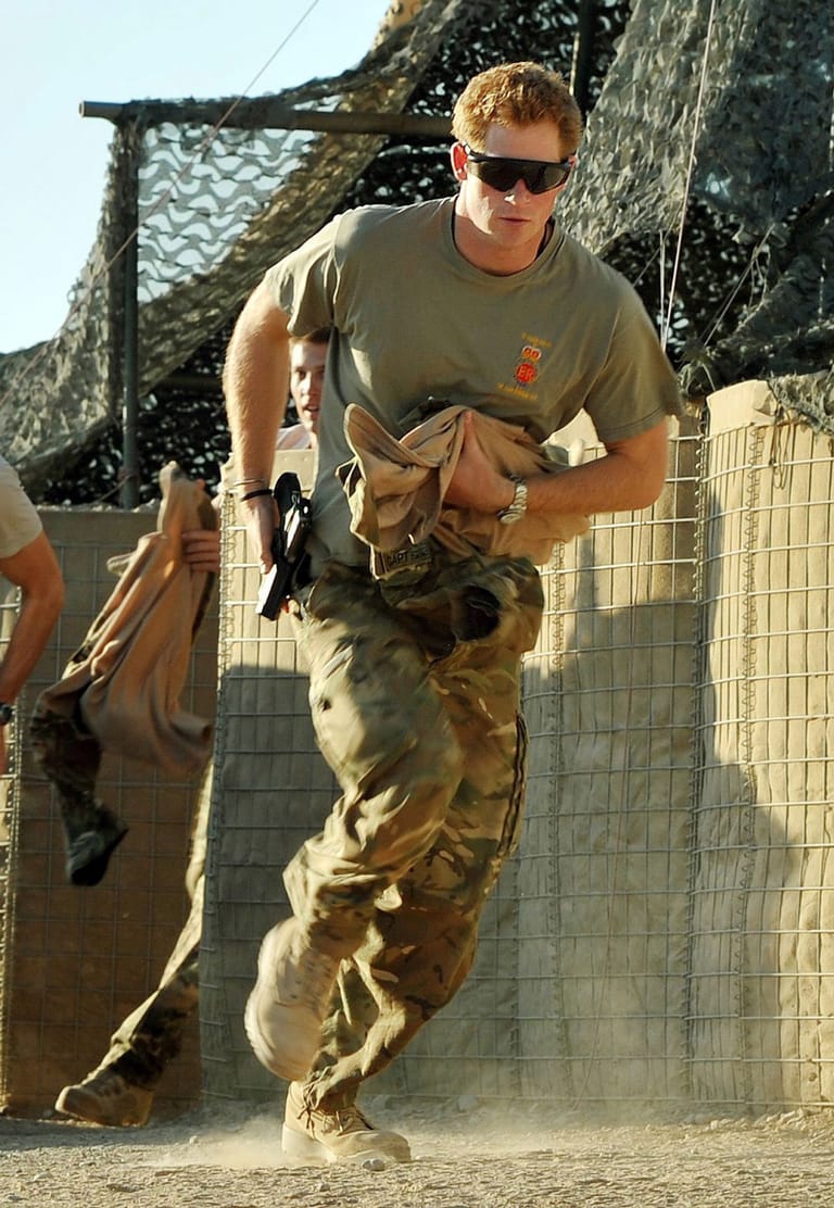 Afghanistan, Camp Bastion im Jahr 2012: Der britische Prinz Harry, oder Captain Wales, wie er in der britischen Armee genannt wurde, rennt aus dem VHR-Zelt zum Apache-Hubschrauber.