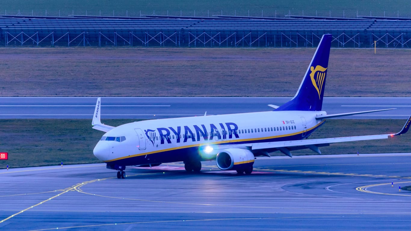 Eine Maschine von Ryanair (Symbolbild): Auf einem Flug von Kattowitz nach Athen gab es eine Bombendrohung.