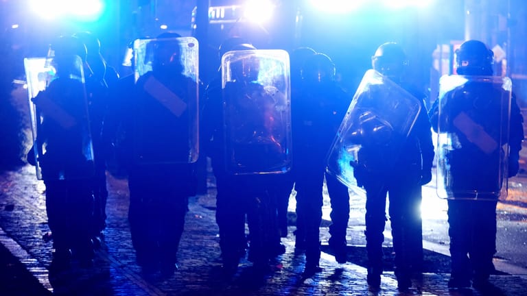 Polizisten in der Silvesternacht: Dutzende Einsatzkräfte wurden alleine in Berlin verletzt.
