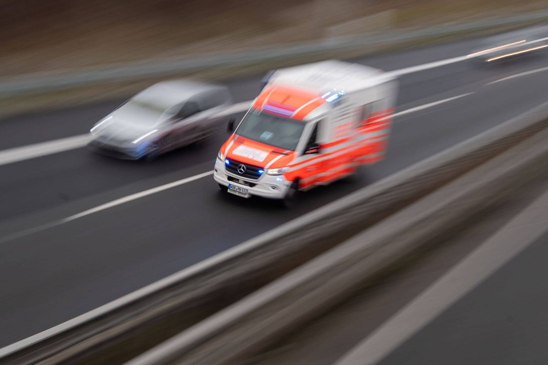 Ein Rettungswagen fährt über eine Autobahn (Symbolbild): Für den Mann kam jede Hilfe zu spät.