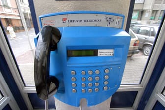 Telefonzelle in Vilnius, Litauen: In Litauen entwickelt sich eine neue Strategie im Kampf gegen den Ukraine-Krieg.