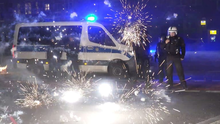 Polizeibeamte vor Feuerwerks-Explosionen: Der Schock sitzt tief.