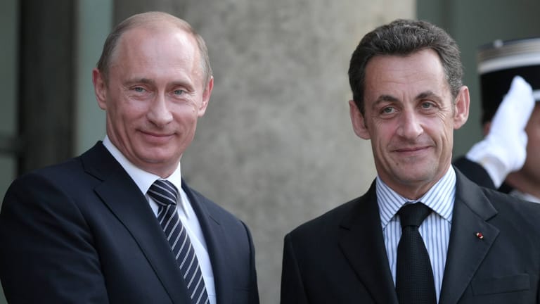 Mai 2008: Der damalige russische Premierminister Wladimir Putin (links) bei einem Treffen in Paris mit seinem damaligen französischen Amtskollegen, Nicolas Sarkozy.