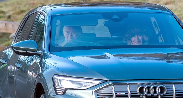Großbritannien, Balmoral: König Charles III. und Königsgemahlin Camilla auf dem Weg zum Sonntagsgottesdienst