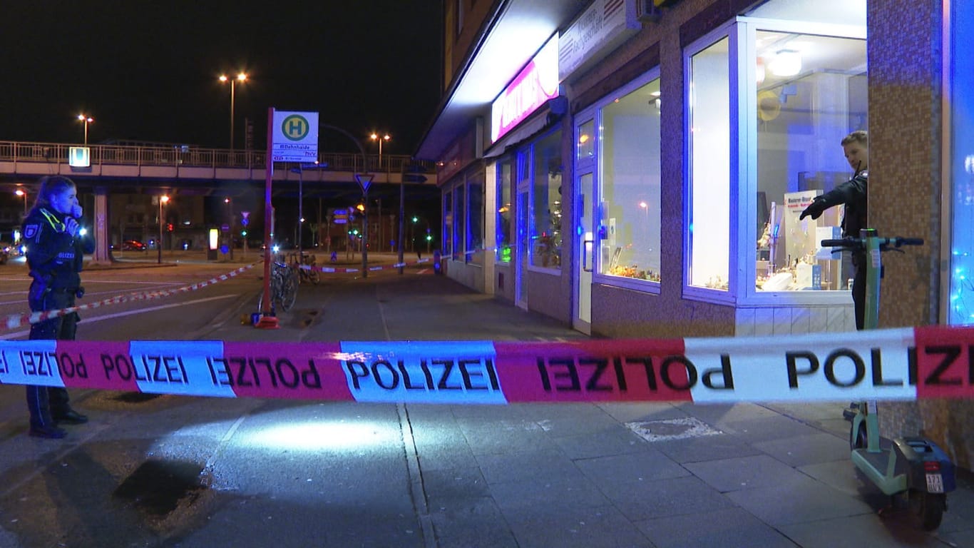 Polizisten arbeiten am Tatort in Hamburg. Ein Mann hat einen anderen mit einem Messer womöglich gar lebensgefährlich verletzt.