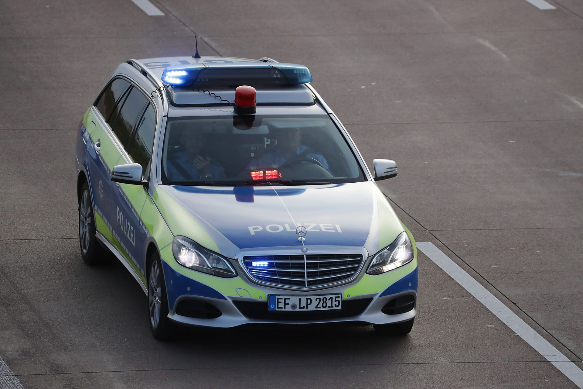 Polizeiwagen (Symbolbild): Die Ermittler haben bislang keine Hinweise auf ein Sexualidelikt.