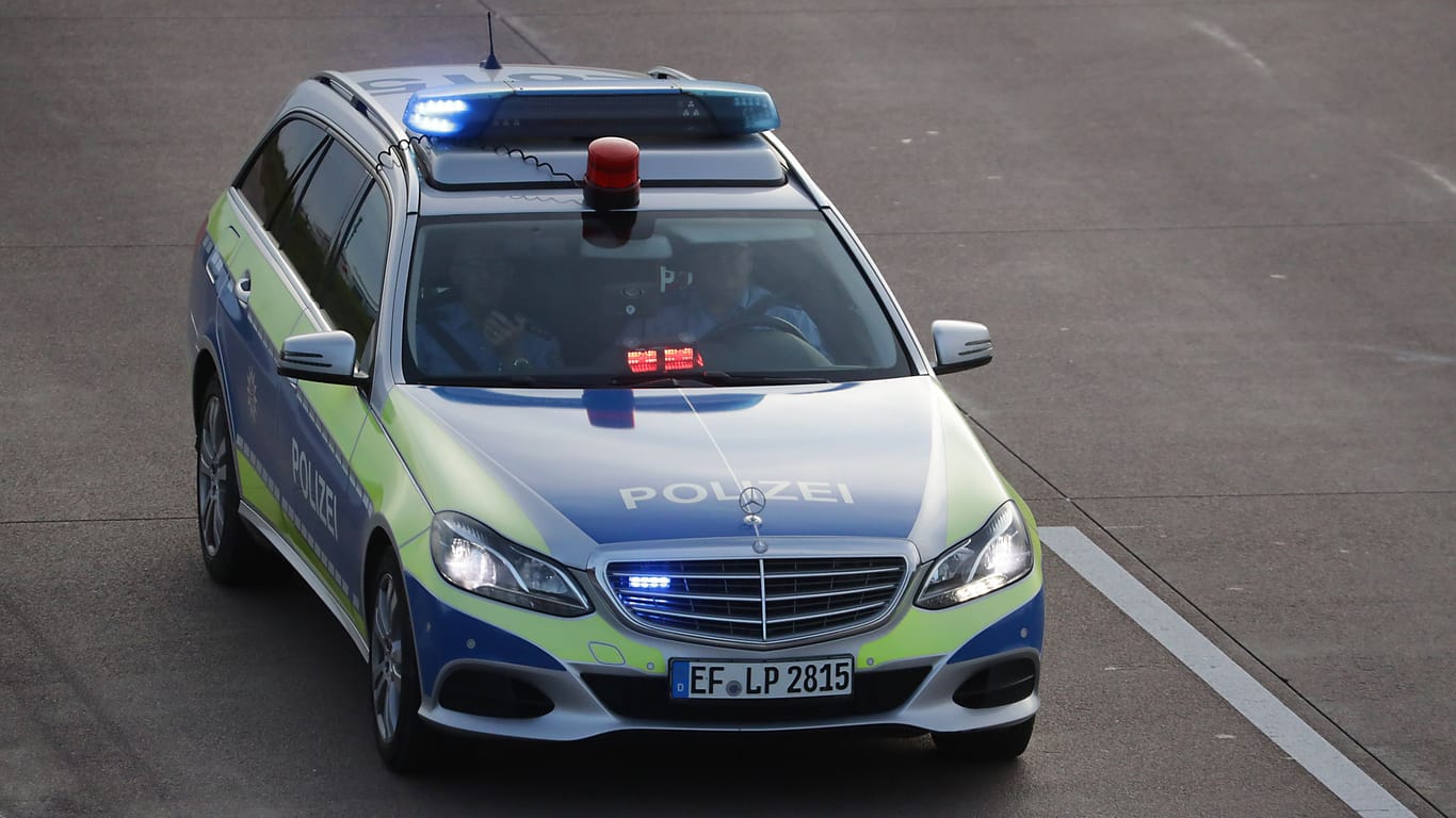 Polizeiwagen (Symbolbild): Die Ermittler haben bislang keine Hinweise auf ein Sexualidelikt.