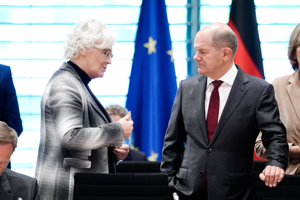 Ministerin Lambrecht, Kanzler Scholz: Die Verteidigungsministerin will gehen. Wer folgt?